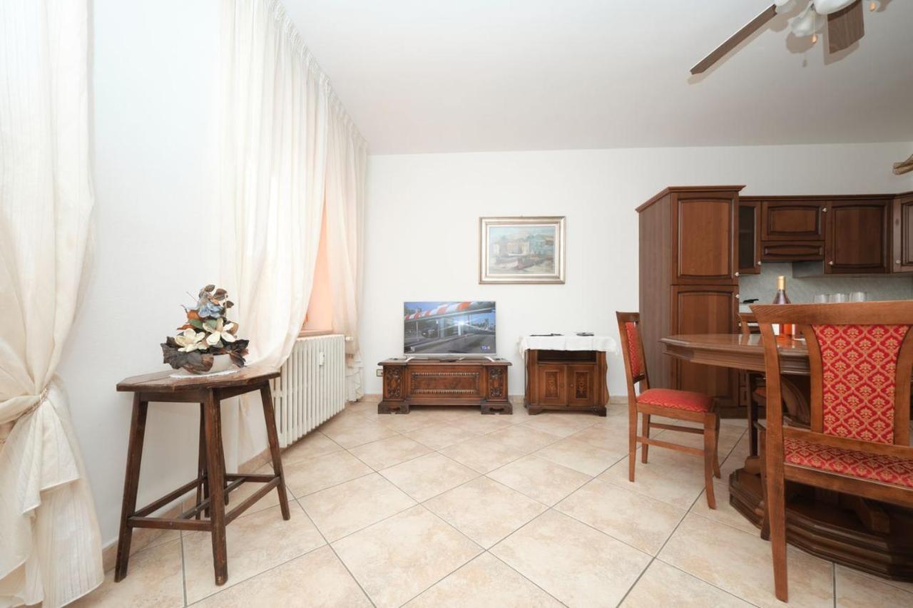Appartamento Floriana Desenzano del Garda Esterno foto