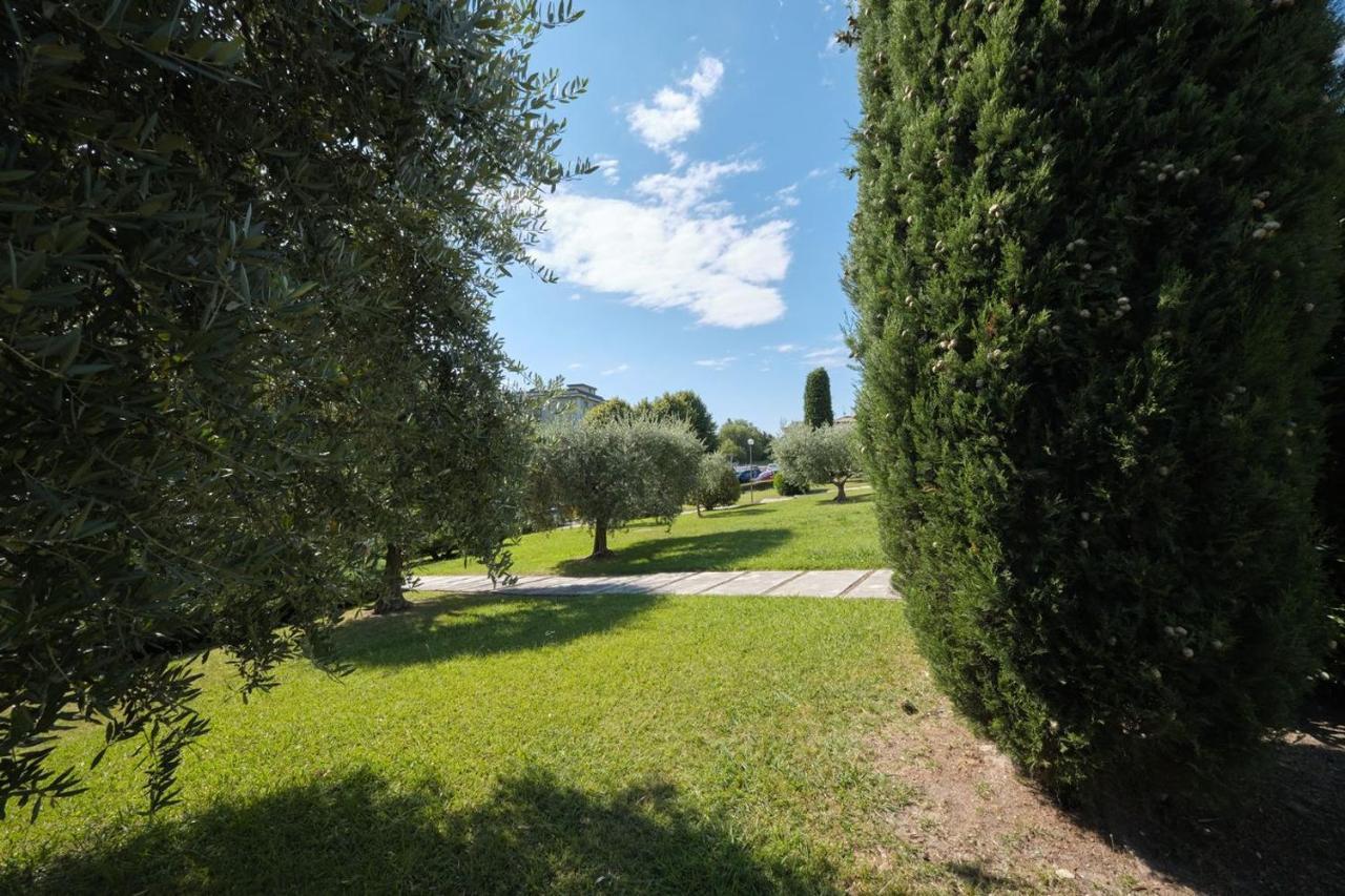 Appartamento Floriana Desenzano del Garda Esterno foto